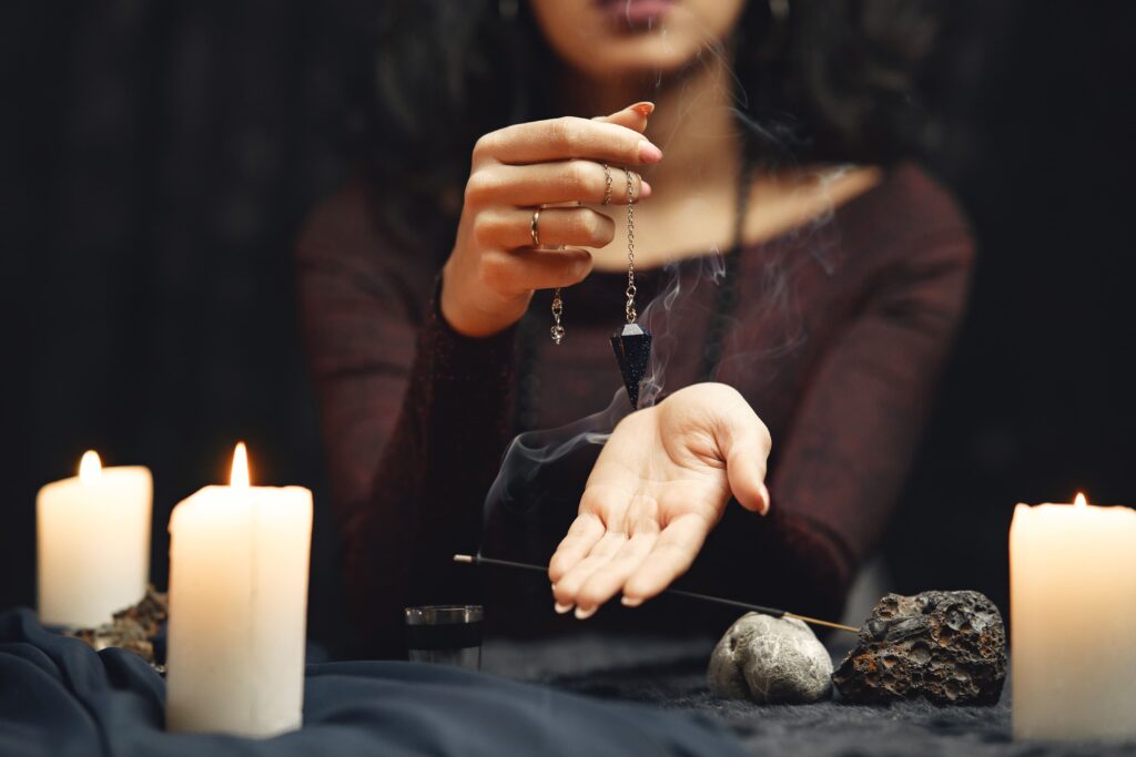 Consultation de voyance avec pendule et bougies blanches – Dalila Sheraz Voyance